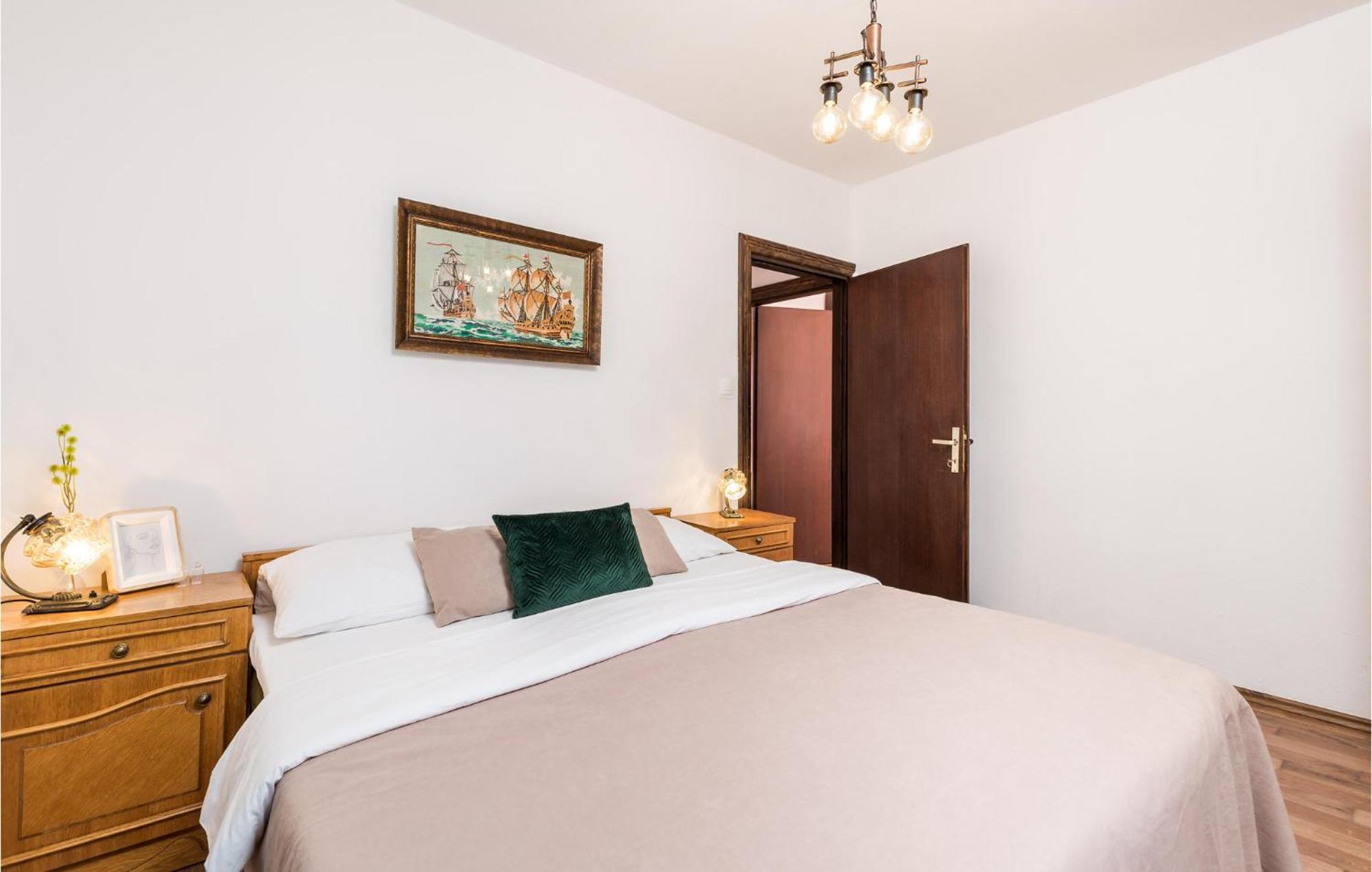 4 Bedroom Awesome Apartment In สเวติยูไร ภายนอก รูปภาพ